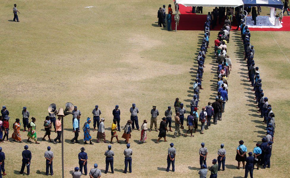 Long queue to view Mugabe