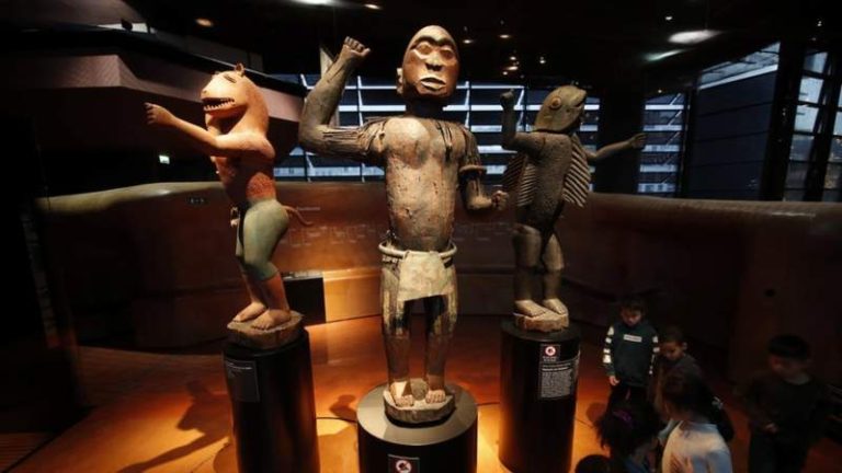 France vows to return looted Benin statues by 2021