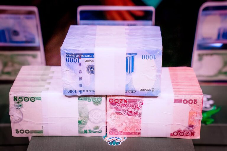 Nigeria: President Buhari extends use of old naira notes amid shortages